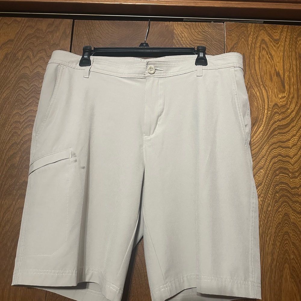 Columbia Men's Light Tan Cargo Shorts